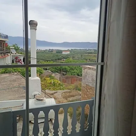 Daire Giannis House In