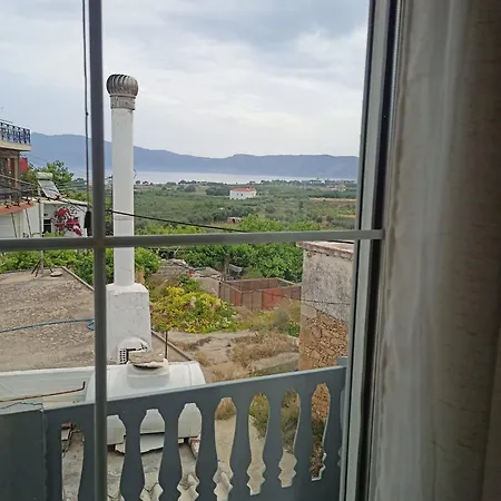 Daire Giannis House In